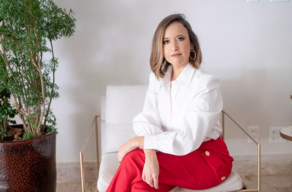 Gabriela Rollemberg é destaque em ranking internacional da advocacia Reconhecida pela Chambers and Partners, a advogada se consolida como referência nacional em litígios no TSE O cenário jurídico de Brasília ganha nova projeção com o reconhecimento internacional de um de seus escritórios mais atuantes. A banca Gabriela Rollemberg e Pedreira Advocacia, juntamente com sua fundadora, a advogada e cientista política Gabriela Rollemberg, foi apontada como um dos principais destaques do país na área de Direito Eleitoral. A escolha partiu do renomado anuário global Chambers and Partners, que avalia com rigor o desempenho de escritórios e profissionais do setor.