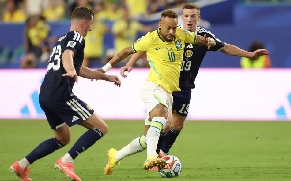 Neymar estreou na Copa contra a Escócia após se recuperar de lesão na panturrilha direita