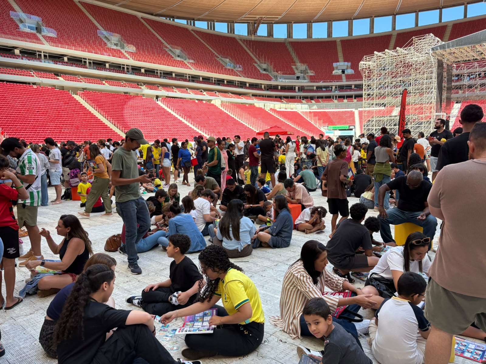 Arena Mané Garrincha vira ponto de encontro para colecionadores de figurinhas da Copa