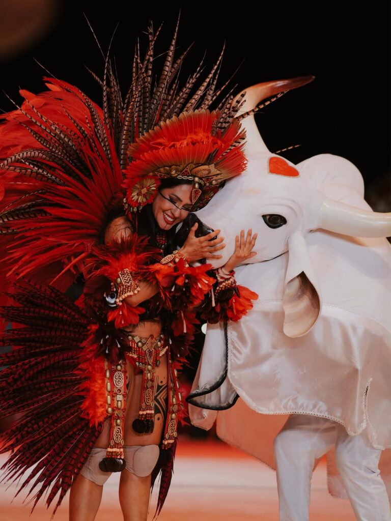Depois de mais de uma década defendendo o item 9 do Garantido, Isabelle Nogueira encerra um dos ciclos mais marcantes da história recente do Festival de Parintins. Um legado que seguirá vivo dentro e fora da arena.