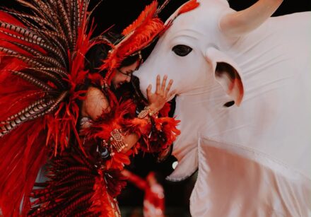 As luzes do Bumbódromo se apagam para um ciclo inesquecível. Isabelle Nogueira deixa o posto de Cunhã-Poranga, mas segue como uma das maiores representantes da cultura de Parintins e da Amazônia.