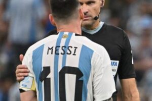messi reclamando com o arbitro mateu lahoz durante a partida entre argentina e holanda pelas quartas de final da copa do mundo do qatar 1670866168154 v2 450x450