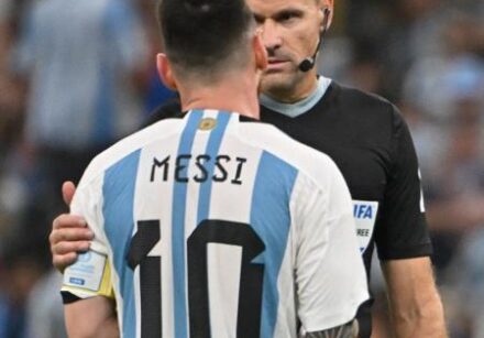 messi reclamando com o arbitro mateu lahoz durante a partida entre argentina e holanda pelas quartas de final da copa do mundo do qatar 1670866168154 v2 450x450