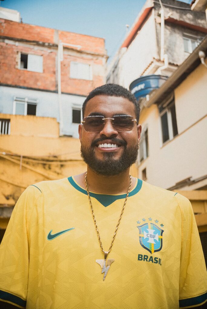 Depois de conquistar espaço nas playlists de Neymar, Yan agora também marca presença no vestiário da Seleção Brasileira, com "Fica com Deus" como trilha da concentração.