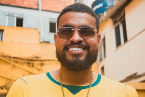 Às vésperas de Brasil x Japão, a música "Fica com Deus", de Yan, embala a concentração da Seleção Brasileira e reforça o pagode como trilha da Copa do Mundo.