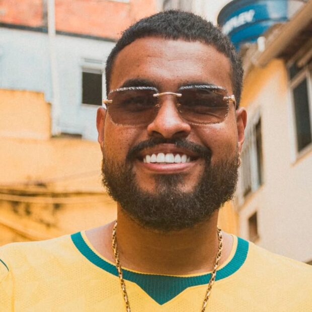 Às vésperas de Brasil x Japão, a música "Fica com Deus", de Yan, embala a concentração da Seleção Brasileira e reforça o pagode como trilha da Copa do Mundo.