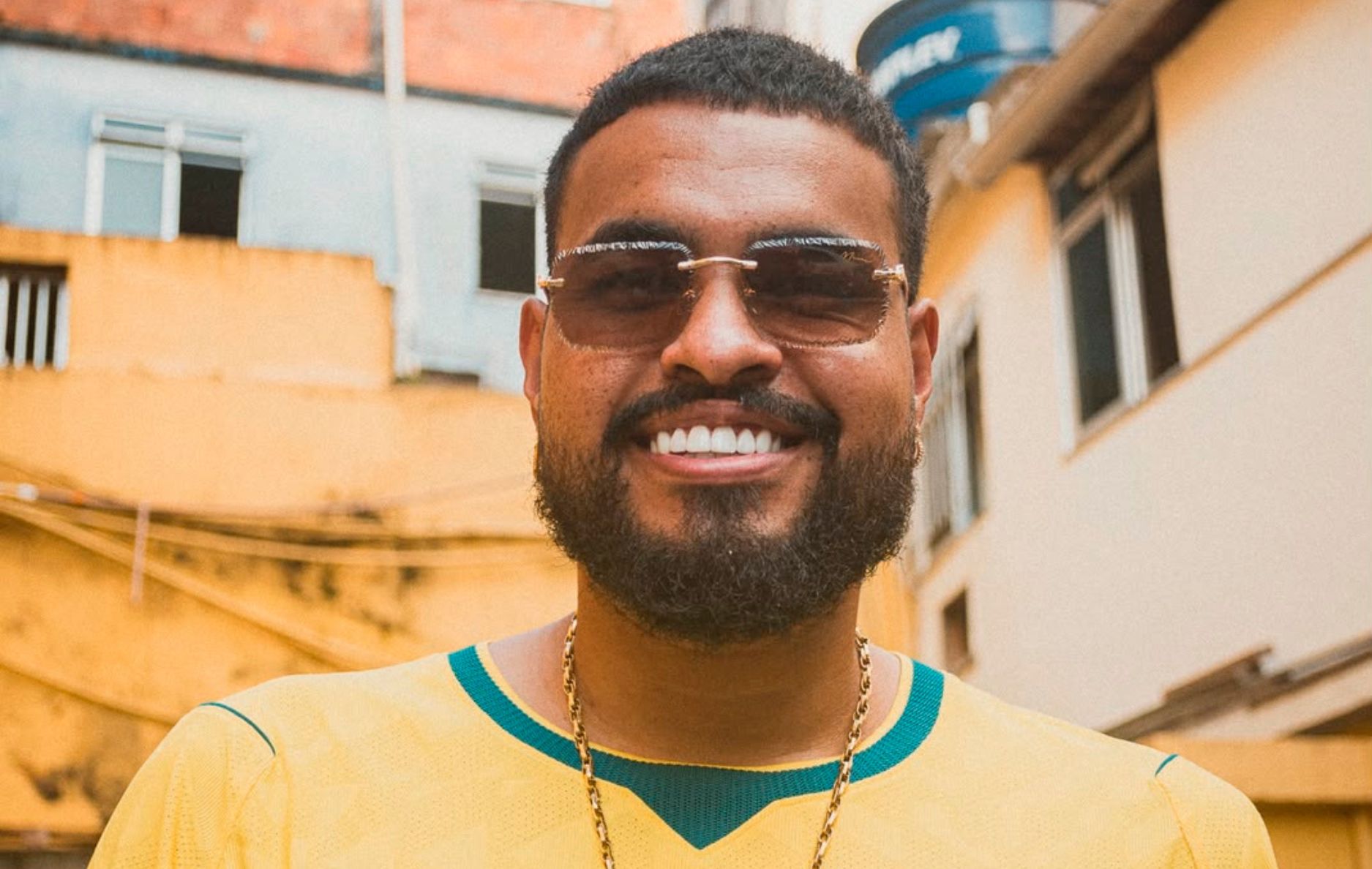 Às vésperas de Brasil x Japão, a música "Fica com Deus", de Yan, embala a concentração da Seleção Brasileira e reforça o pagode como trilha da Copa do Mundo.
