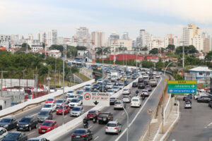 trânsito na avenida pedro bueno, na zona centro sul de são paulo.