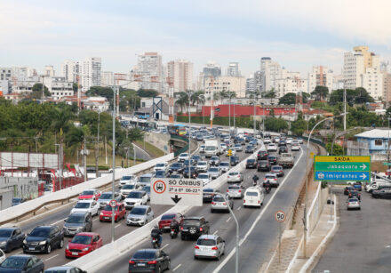 trânsito na avenida pedro bueno, na zona centro sul de são paulo.