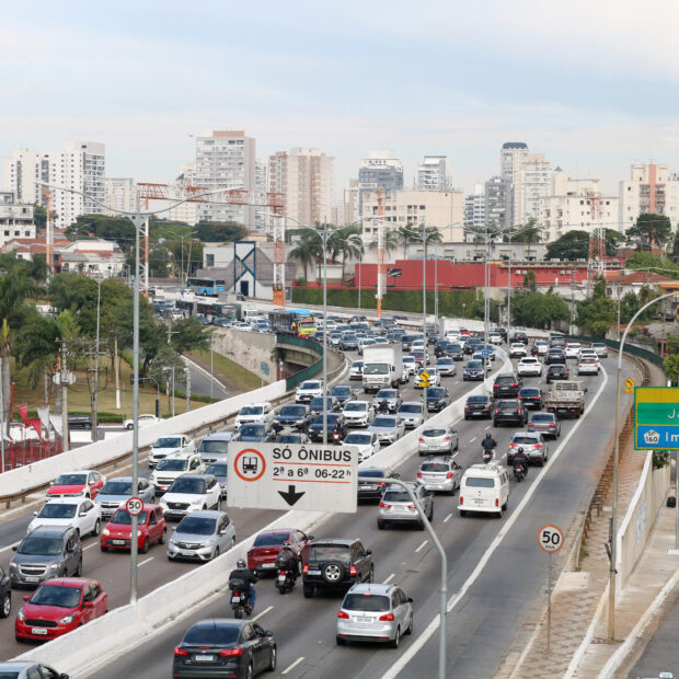 trânsito na avenida pedro bueno, na zona centro sul de são paulo.