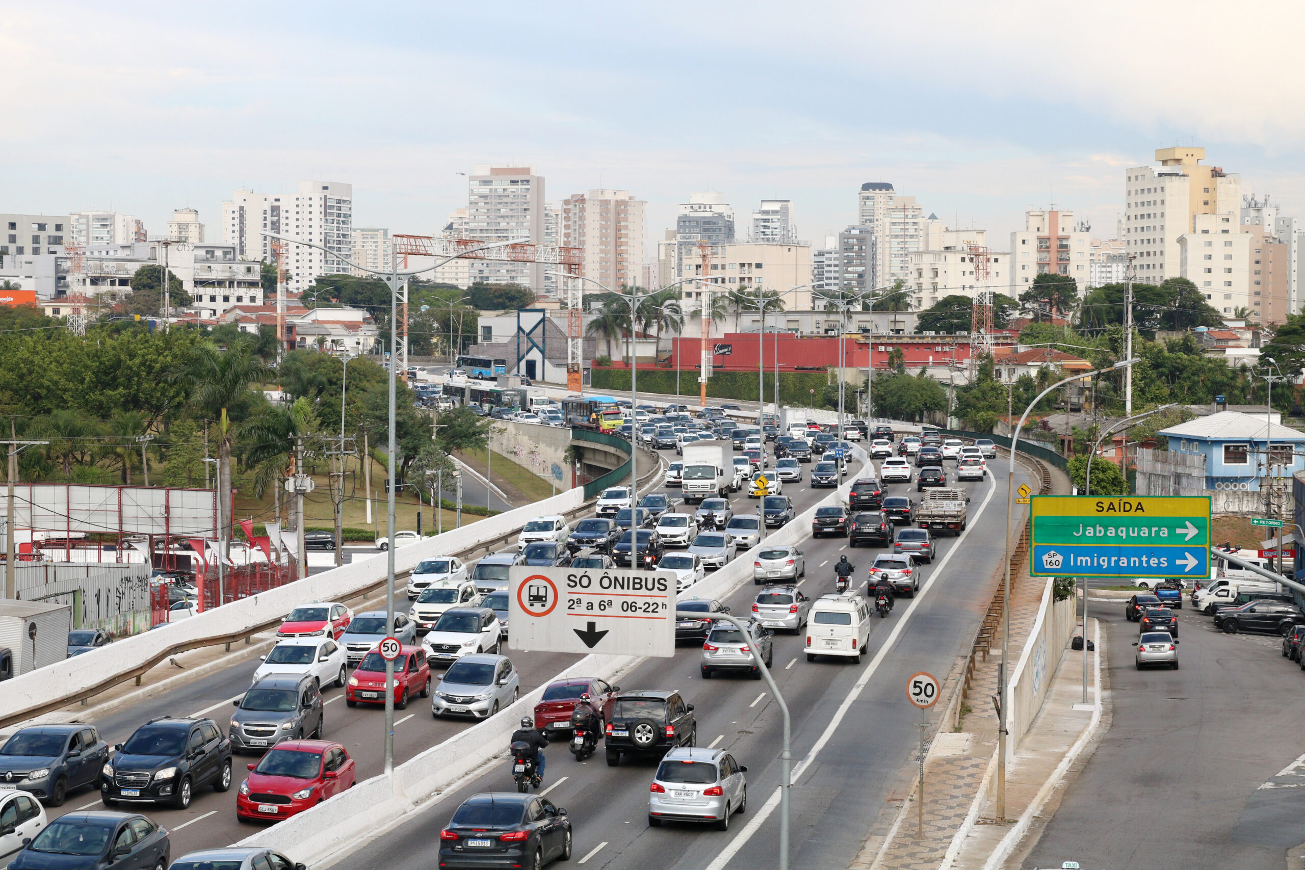 trânsito na avenida pedro bueno, na zona centro sul de são paulo.