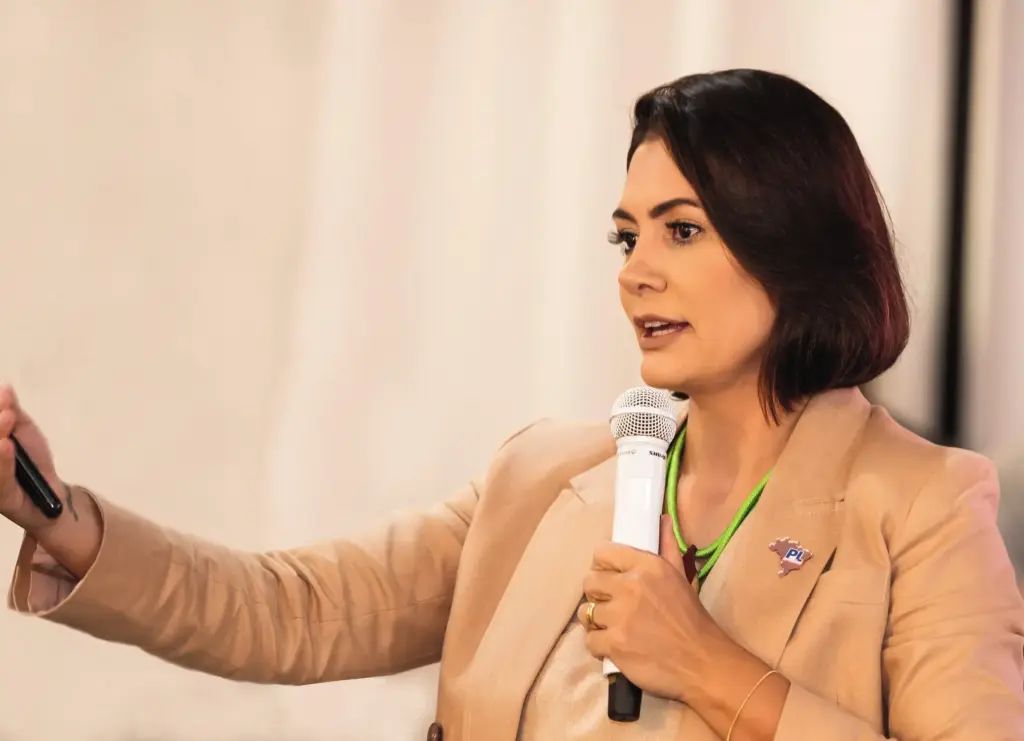 Entre vídeos, versículos e indiretas, Michelle Bolsonaro deixou de seguir Eduardo e Carlos Bolsonaro, enquanto mantém Flávio Bolsonaro entre os perfis acompanhados.