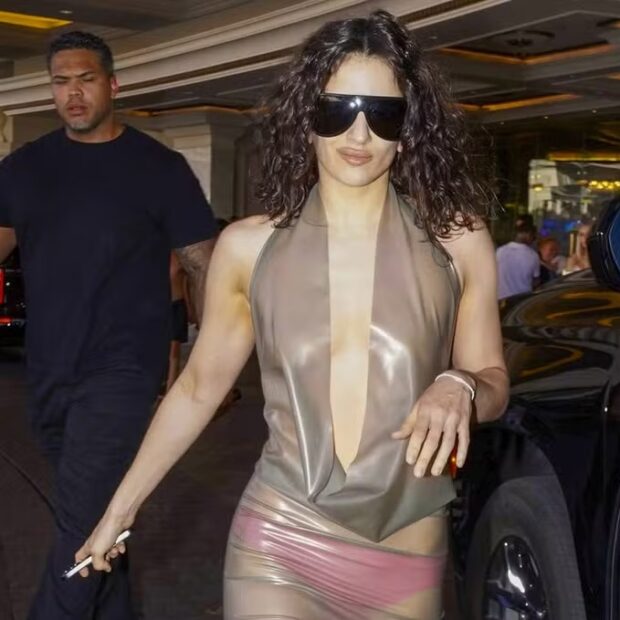 Rosalía deixou hotel em Las Vegas usando vestido de látex supertransparente