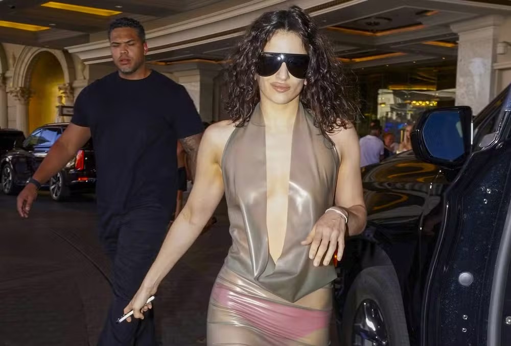 Rosalía deixou hotel em Las Vegas usando vestido de látex supertransparente