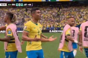 Casemiro comemorou o gol contra o Japão com o gesto conhecido como “six seven”