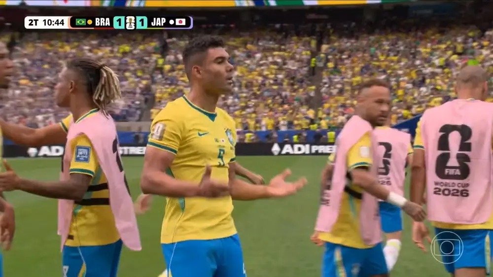 Casemiro comemorou o gol contra o Japão com o gesto conhecido como “six seven”