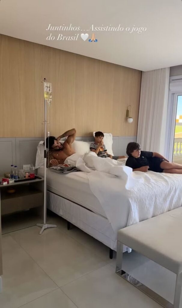 Andressa Suita mostrou o cantor ao lado dos filhos assistindo ao jogo do Brasil