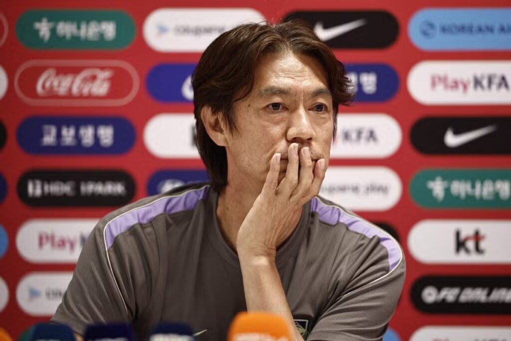 Técnico Hong Myung-bo passou a ser questionado após o fracasso no Mundial