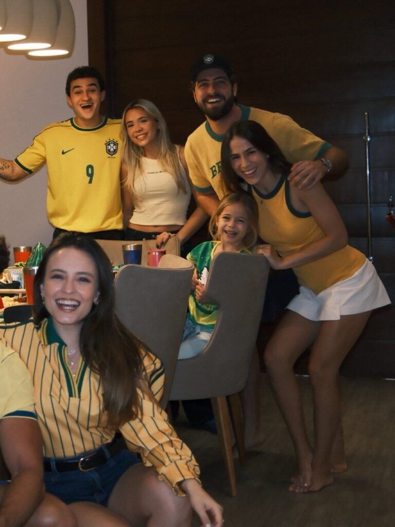  Atriz comemorou a classificação com André Luiz Frambach, amigos e familiares
