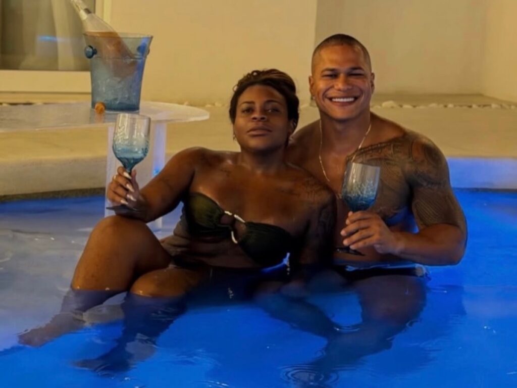 Thiago Gonçalves assistiu ao jogo da Seleção ao lado de Fernanda Cristina, mãe de Vini Jr., e a internet voltou a especular sobre a proximidade entre os dois.