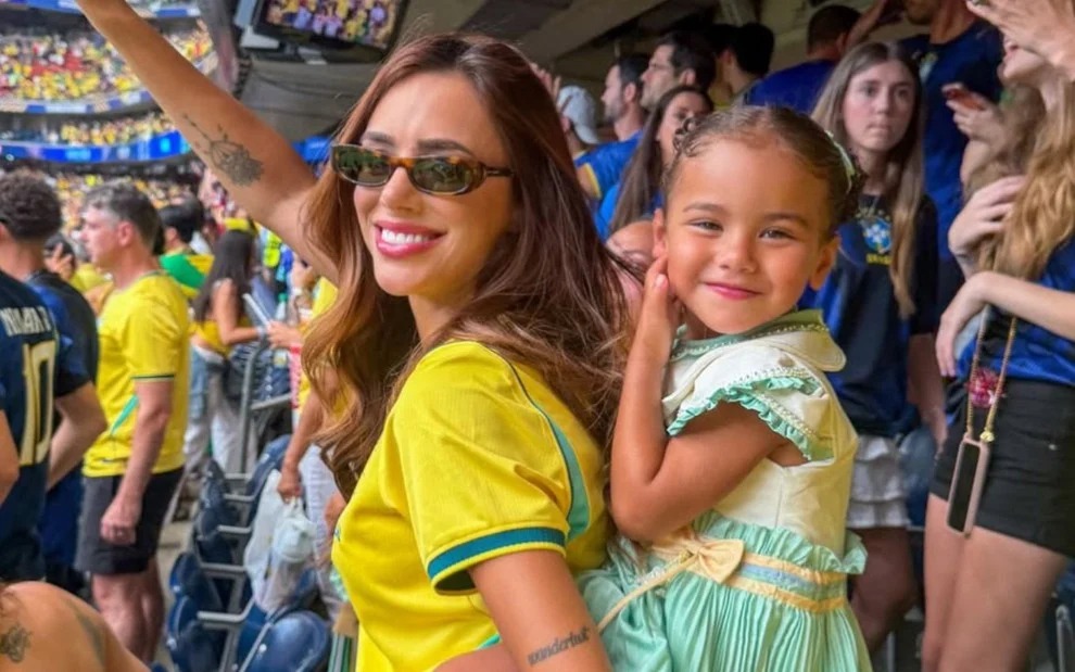 Mulher de Neymar acompanhou a partida com a família e as filhas do casal