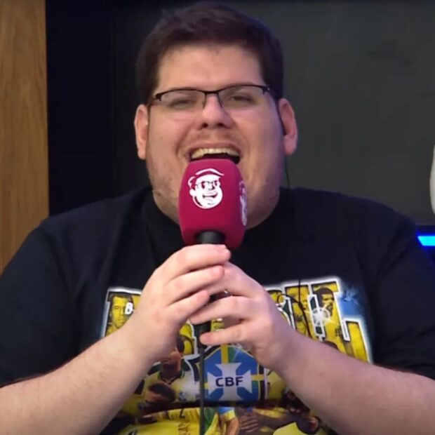 Casimiro Miguel tentou responder crítica sobre palavrões na CazéTV e se enrolou ao vivo