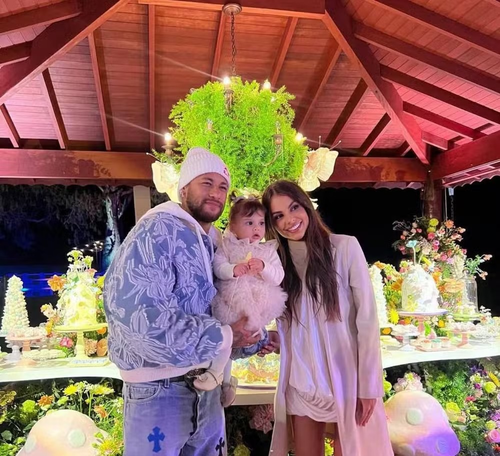 Helena, filha de Amanda Kimberlly e Neymar, completa 2 anos em julho