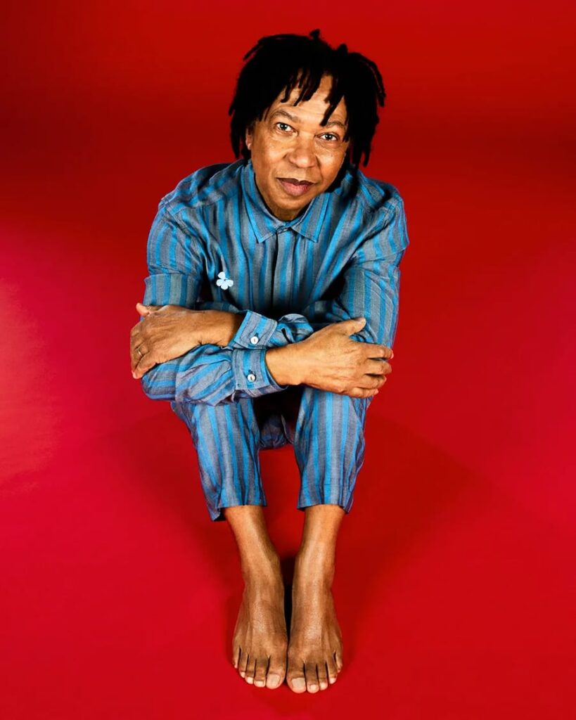 Cinquenta anos de carreira, duzentas frases inéditas e muitos bastidores. A trajetória de Djavan ganha um novo capítulo com a biografia "Djavan: Dizem que o amor atrai"