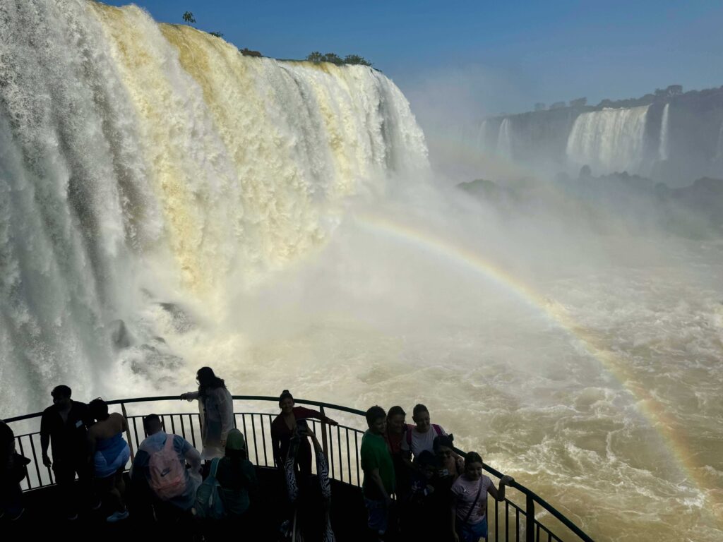Quando a natureza dá um show, o turismo responde. A vazão recorde das Cataratas do Iguaçu reforça o protagonismo de Foz do Iguaçu entre os grandes destinos do Brasil.