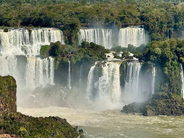 Mais água, mais impacto e mais visitantes: a força das Cataratas do Iguaçu transforma o parque em um dos destinos mais impressionantes do país.