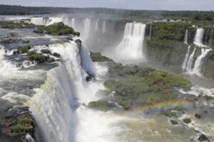 As Cataratas do Iguaçu vivem um momento histórico, com vazão muito acima da média e um espetáculo natural que coloca Foz do Iguaçu no centro do turismo brasileiro.