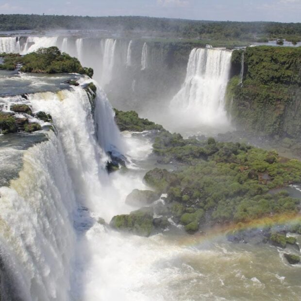 As Cataratas do Iguaçu vivem um momento histórico, com vazão muito acima da média e um espetáculo natural que coloca Foz do Iguaçu no centro do turismo brasileiro.