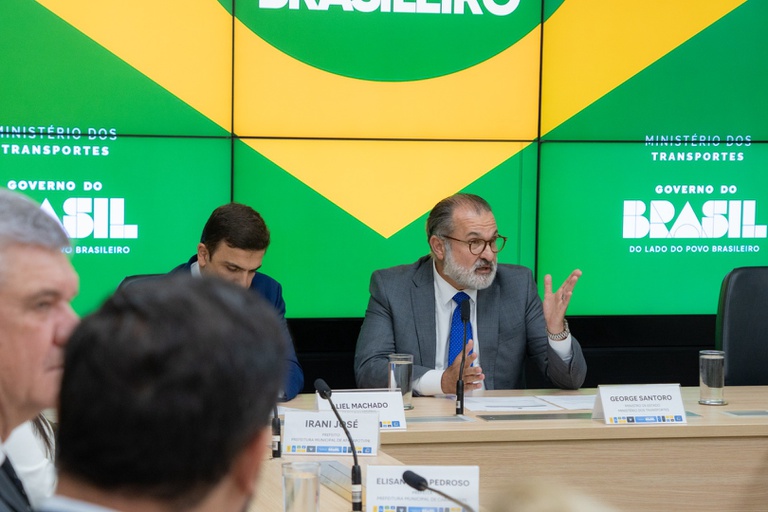Governo libera trechos de ferrovias paradas para estados