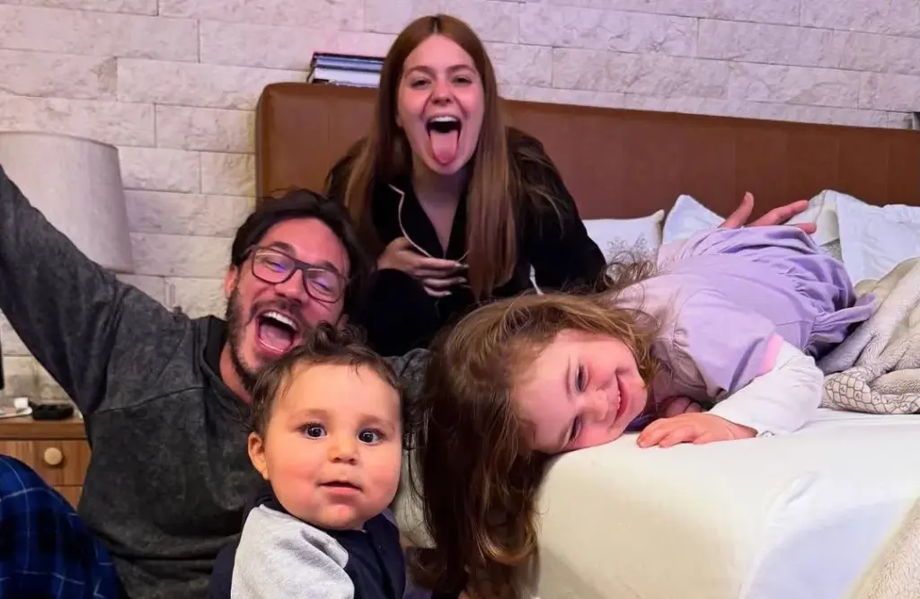 A rotina da família de Viih Tube e Eliezer surpreendeu a internet. A influenciadora revelou que mantém uma equipe de seis babás para garantir que ninguém fique sobrecarregado com os cuidados de Lua e Ravi.