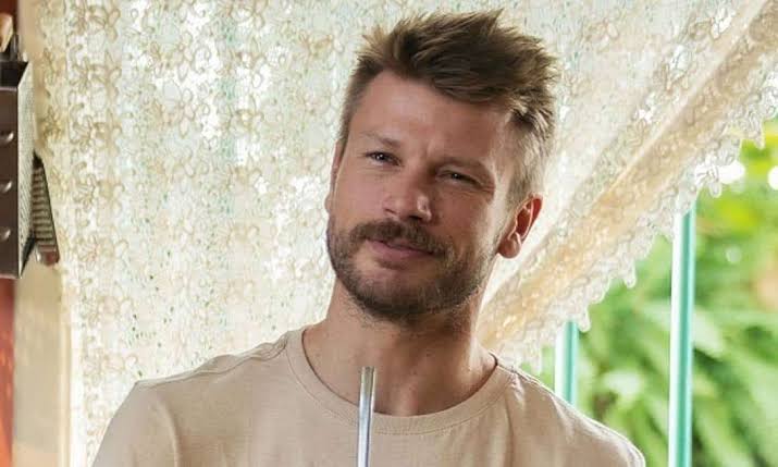 Rodrigo Hilbert ajudou uma motorista que ficou atolada na estrada, mas o momento ganhou um detalhe inesperado: ela confundiu o nome do apresentador e viralizou.