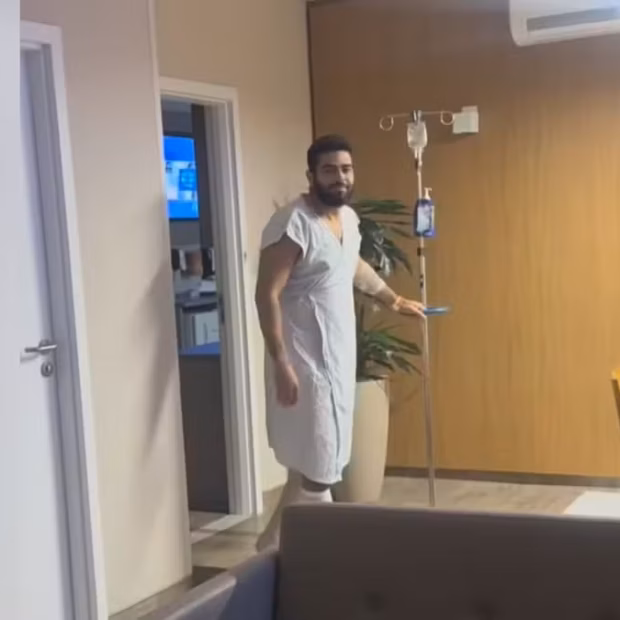 Susto para os fãs! Henrique precisou passar por uma cirurgia de emergência após sentir fortes dores durante um show. O cantor já está em casa e segue em repouso, enquanto a dupla com Juliano precisou cancelar duas apresentações.