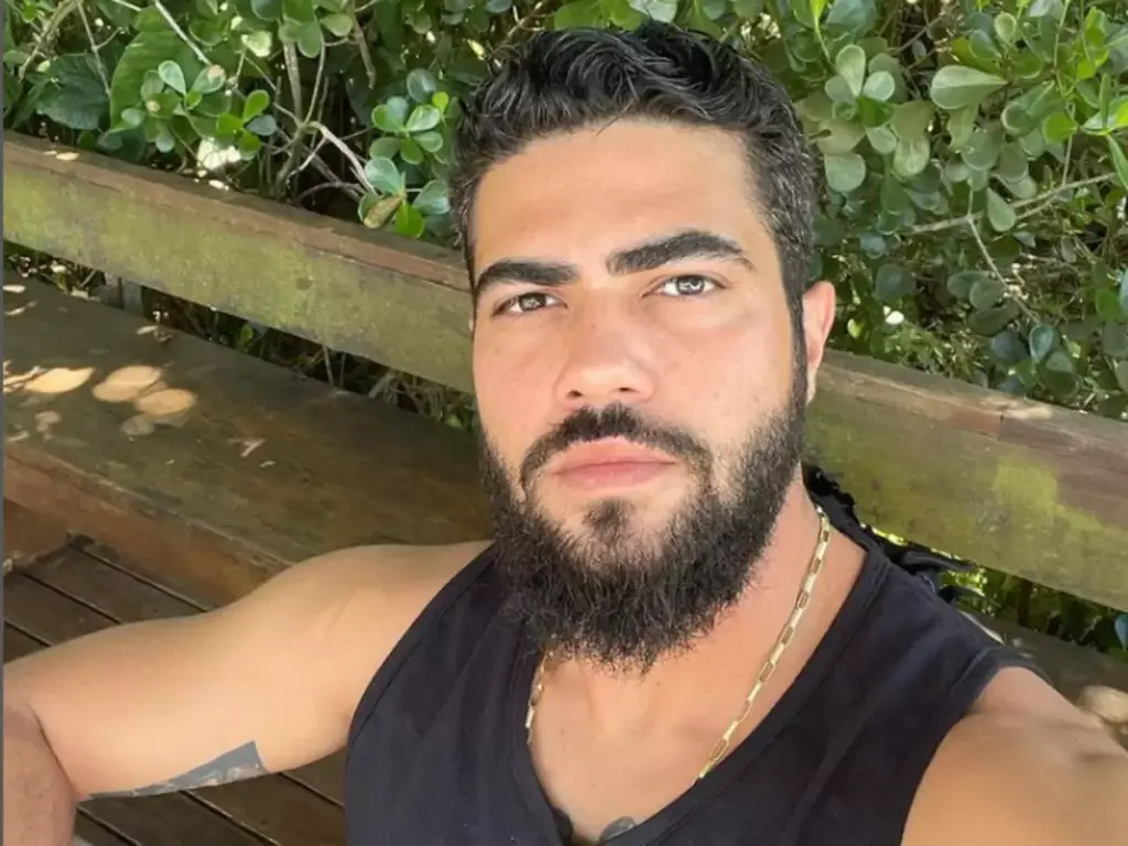 Em meio ao susto da cirurgia, um momento de leveza emocionou os fãs: a filha de Henrique perguntou ao pai, ainda com a roupa hospitalar, por que ele estava usando "vestido". A cena foi compartilhada por Juliano e arrancou sorrisos nas redes.