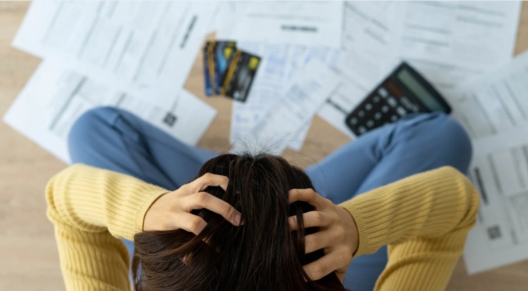 Fundos de investimento avançam sobre crédito estressado em cenário desafiador CEO do Grupo IOX analisa o crescimento de fundos voltados para ativos estressados frente à alta da inadimplência empresarial brasileira O mercado de crédito privado nacional entra em uma fase de maior complexidade operacional, impulsionado pela necessidade de liquidez. O avanço dos Fundos de Investimento em Direitos Creditórios (FIDCs) para além dos recebíveis tradicionais sinaliza uma transformação estrutural profunda na economia. Esse movimento engloba a compra de créditos vencidos, operações sob estresse financeiro e estruturas complexas de financiamento para empresas em reestruturação judicial. Diante dessa realidade, Richard Ionescu, CEO do Grupo IOX, um dos 10 maiores grupos de FIDCs do Brasil, aponta que o ecossistema financeiro ganha novos contornos com a consolidação dessas estratégias alternativas. A mudança reflete o amadurecimento dos agentes de mercado na busca por rentabilidade e eficiência em cenários de forte volatilidade.
