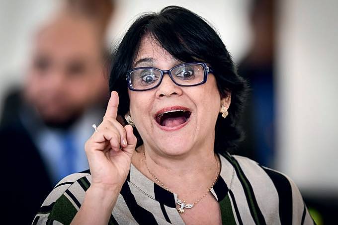 Damares Alves sai em defesa da aliada e a relação com Flávio Bolsonaro entra em novo capítulo de tensão.