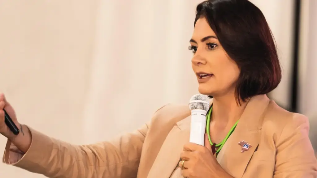A saída de Michelle Bolsonaro do PL Mulher e o movimento de Damares Alves colocaram ainda mais pressão sobre a campanha de Flávio Bolsonaro. Entenda os bastidores dessa disputa.