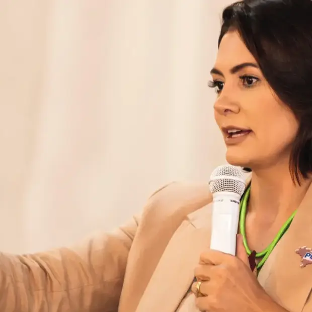 A saída de Michelle Bolsonaro do PL Mulher e o movimento de Damares Alves colocaram ainda mais pressão sobre a campanha de Flávio Bolsonaro. Entenda os bastidores dessa disputa.