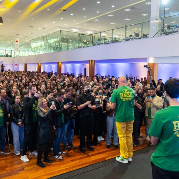 A Havan antecipou o 13º salário, pagou o PPR e injetou cerca de R$ 100 milhões na economia. A decisão de Luciano Hang movimentou os bastidores do varejo e chamou atenção pela estratégia.