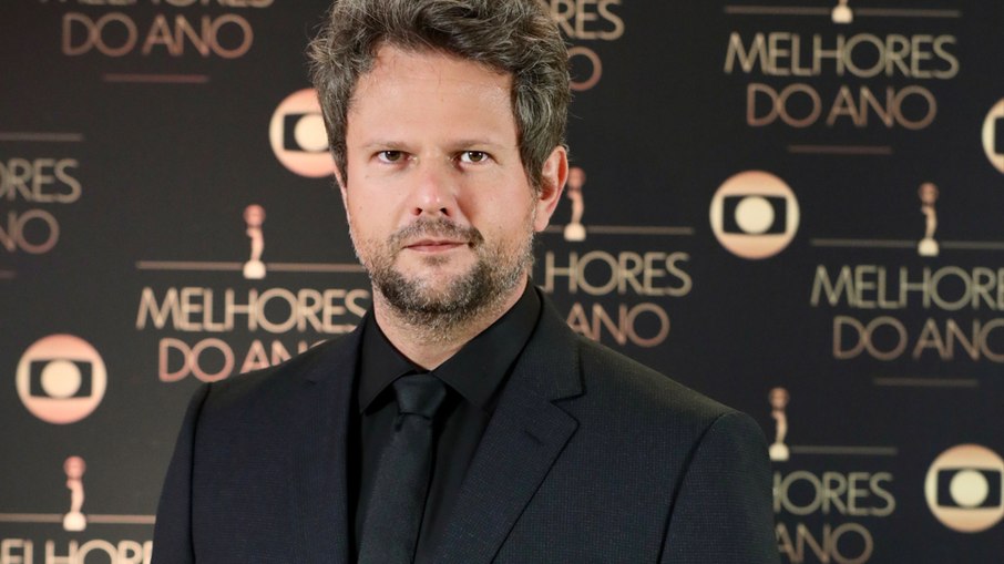 Selton Mello fez um apelo público para que Sessão de Terapia chegue à TV aberta. O ator defendeu que a série é uma ferramenta de utilidade pública e reacendeu o debate sobre o acesso a conteúdos de saúde mental.