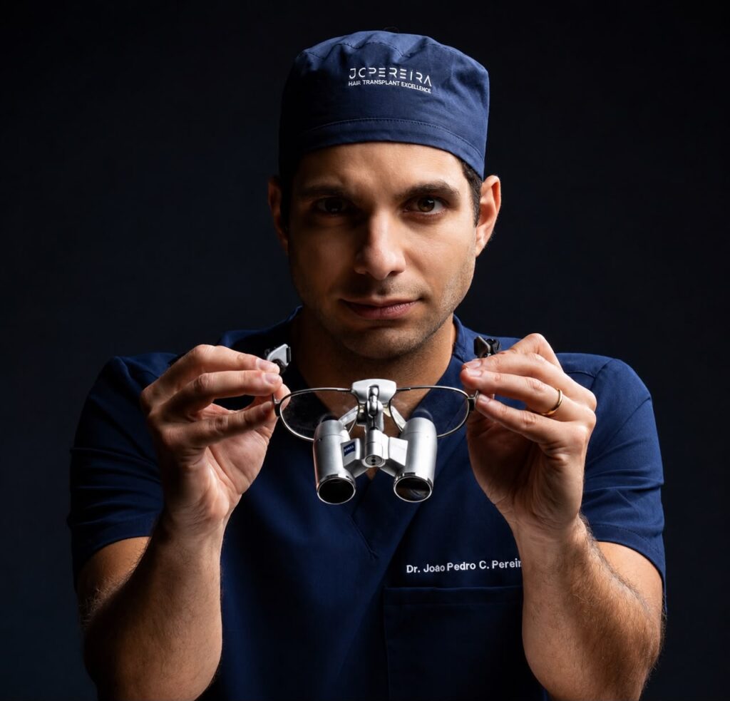 Dr. João Pedro Pereira é especialista em transplante capilar e destaca a importância do planejamento individualizado para garantir resultados naturais (Divulgação Pessoal). 

