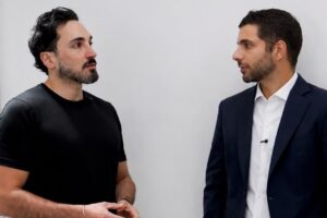 Influenciador Digital Lucas Estevam e o Dr. João Pedro Pereira logo após a realização do transplante capilar, procedimento que marcou o início de uma nova fase para o influenciador (Divulgação Pessoal).