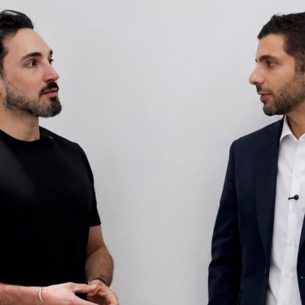 Influenciador Digital Lucas Estevam e o Dr. João Pedro Pereira logo após a realização do transplante capilar, procedimento que marcou o início de uma nova fase para o influenciador (Divulgação Pessoal).