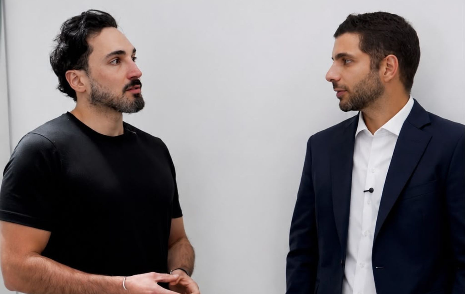 Influenciador Digital Lucas Estevam e o Dr. João Pedro Pereira logo após a realização do transplante capilar, procedimento que marcou o início de uma nova fase para o influenciador (Divulgação Pessoal).