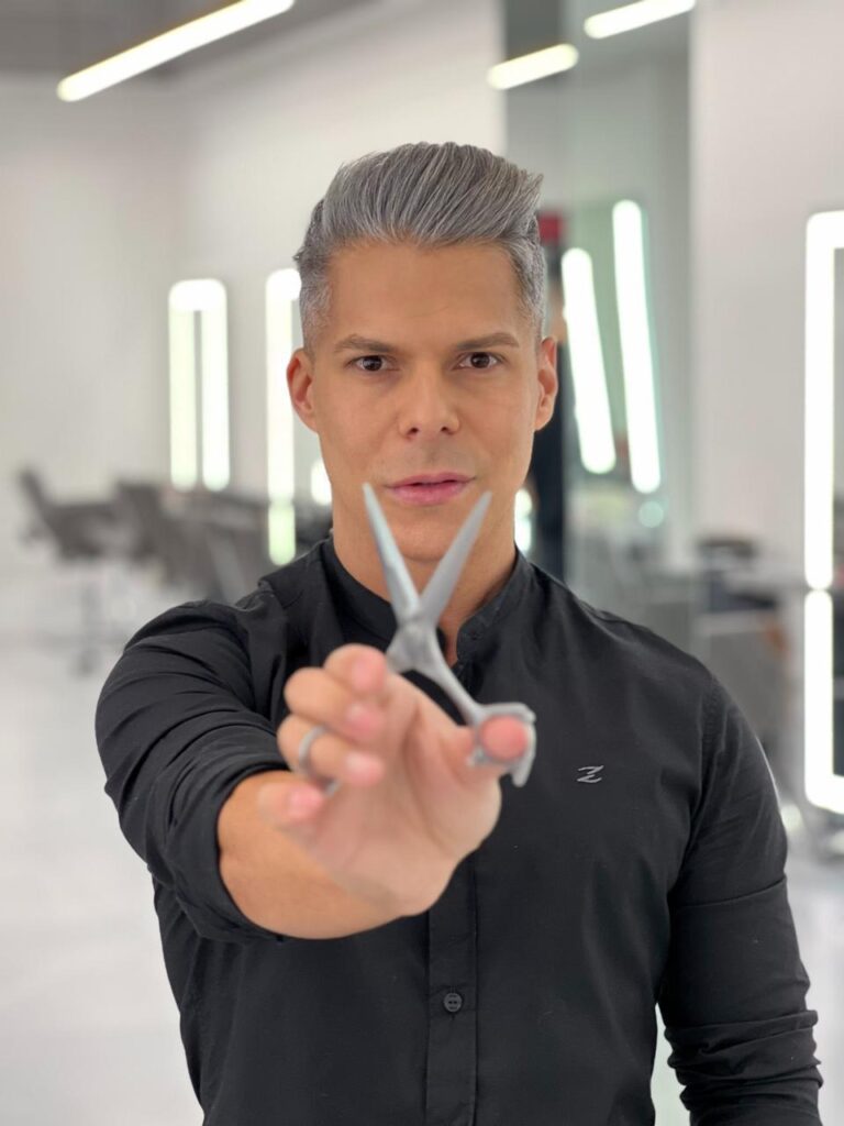 Especialista em cortes e referência no mercado da beleza, Ro Siqueira agora aposta em um novo desafio: a política. O cabeleireiro será candidato a deputado federal por São Paulo.