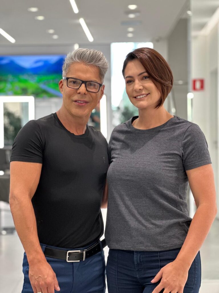 Ro Siqueira, conhecido por cuidar dos cabelos de Michelle Bolsonaro