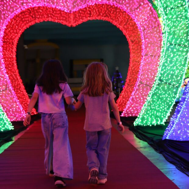 Campos do Jordão lança inédito complexo imersivo no inverno paulista Atração Brinca Luminous une arte e gastronomia alemã da Casa Oktober em projeto inédito da ANMAX e WGroup O turismo de inverno no estado de São Paulo ganha um novo marco com a abertura de um complexo de entretenimento inédito na Região Sudeste. A partir de 9 de julho até 27 de setembro de 2026, a cidade de Campos do Jordão recebe uma iniciativa que conecta arte contemporânea e tradição cultural internacional. O projeto, liderado pelas realizadoras ANMAX e WGroup, estabelece um modelo diferenciado de atrativo profissional a poucos metros do centro do Capivari, unindo a interatividade tecnológica à hospitalidade típica europeia sob a coordenação do diretor Juliano Boppre de Athayde.